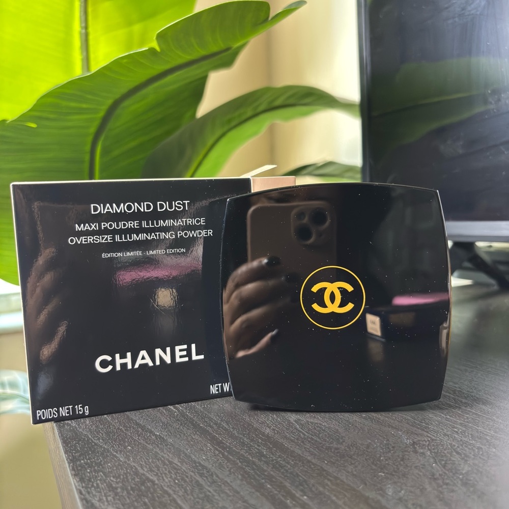 Chanel Black and Gold Diamond Dust Illuminating Powder